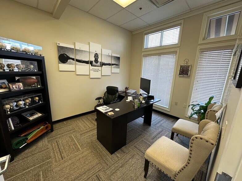 More Photos Of 2124 W Chesterfield Blvd, Springfield Storefront Retail Office For Lease