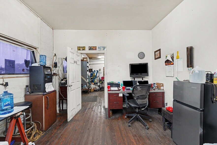 More Photos Of 427 W Gene Hairston St, Madison Auto Repair For Sale
