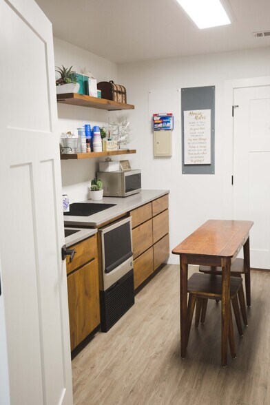 More Photos Of 2000 US Highway 281, Marble Falls Office For Lease