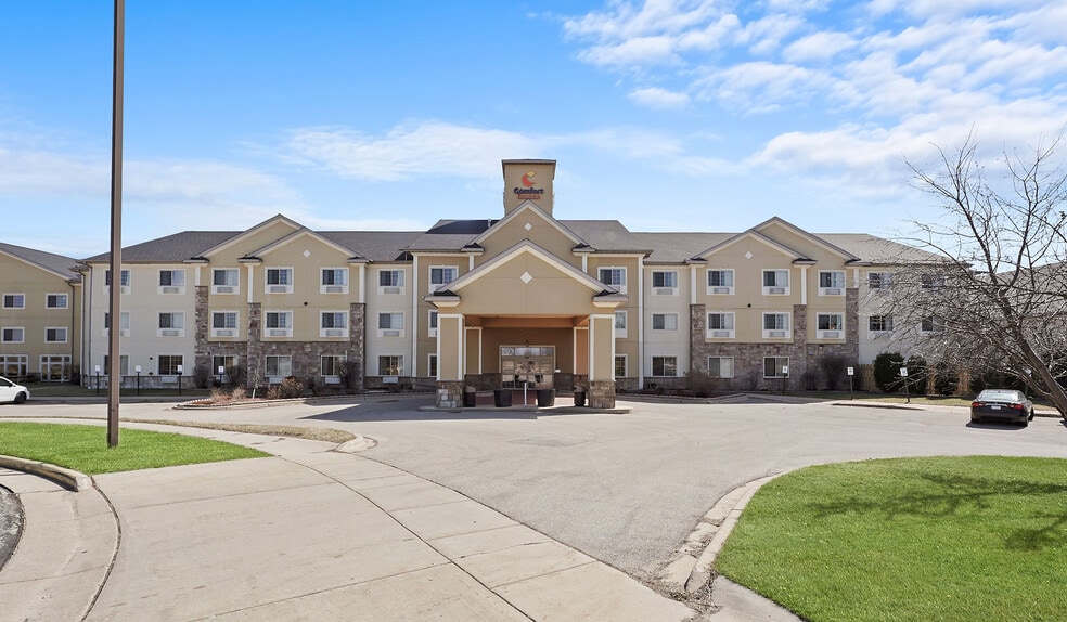 More Photos Of 725 Paradise Ln, Johnson Creek Hotel For Sale