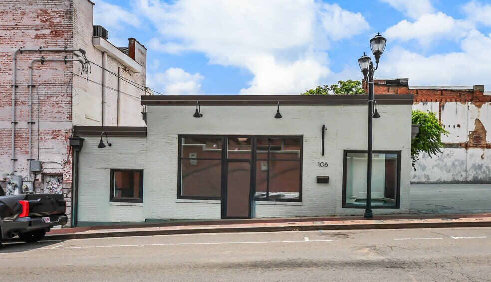 Primary Photo Of 106-N N 2nd St, Clarksville Freestanding For Lease