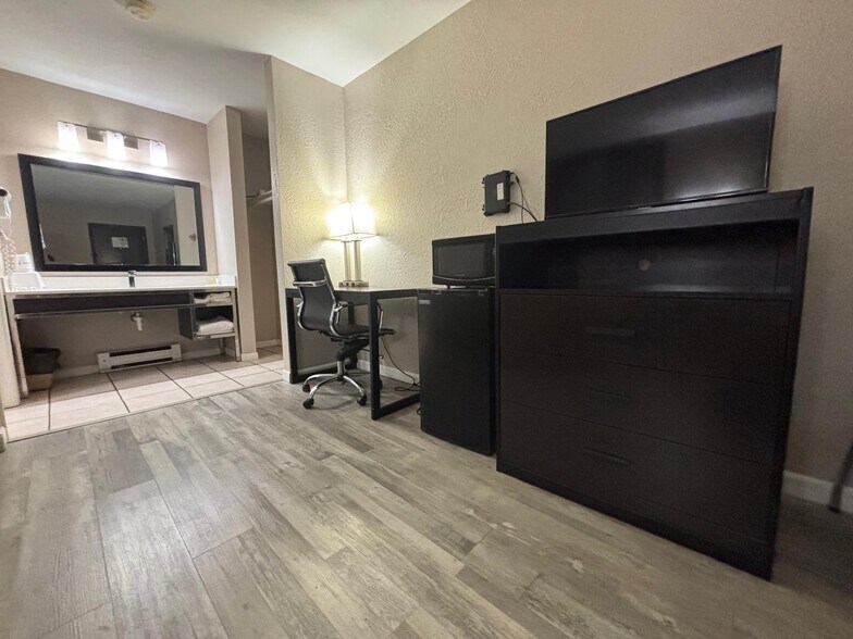 More Photos Of 400 Abes Way, Taylorville Hotel For Sale