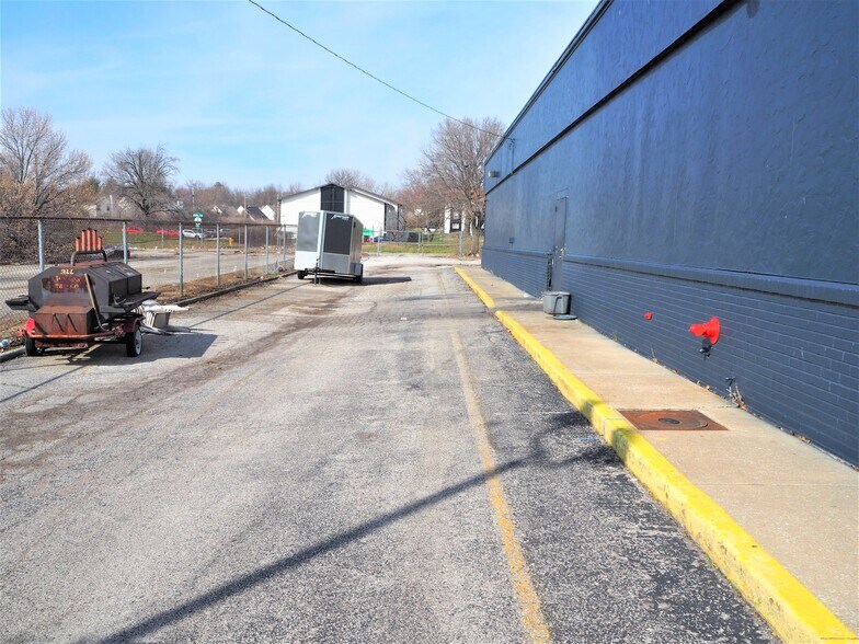 More Photos Of 2805 Target Dr, Saint Louis Restaurant For Sale