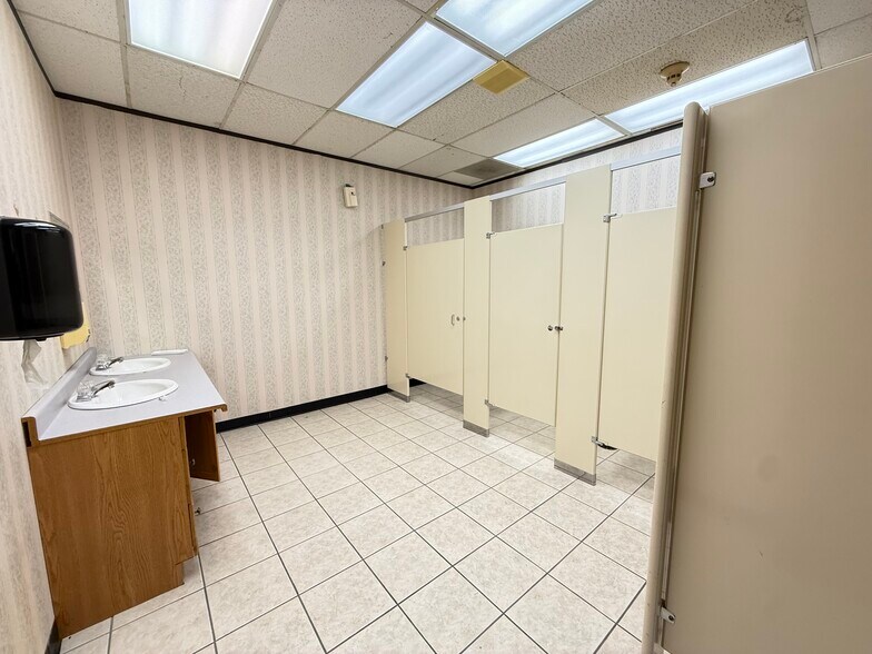 More Photos Of 1606 Headway Cir, Austin Light Manufacturing For Lease