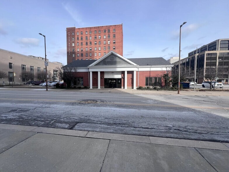 More Photos Of 800 Madison Ave, Toledo Bank For Sale