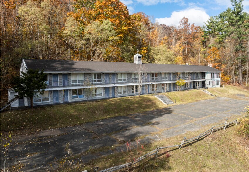 More Photos Of 165 Queechy Lake Dr, Canaan Hotel For Sale