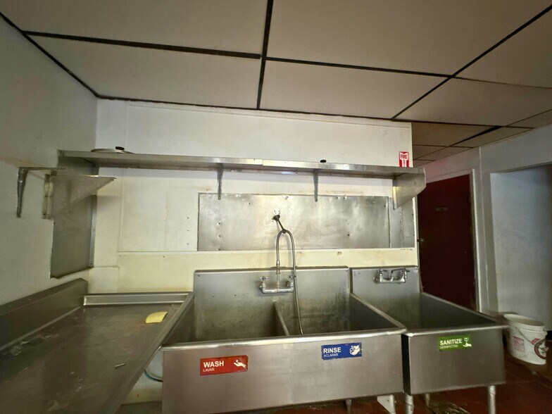 More Photos Of 520 W Broadway, Seminole Flex For Sale