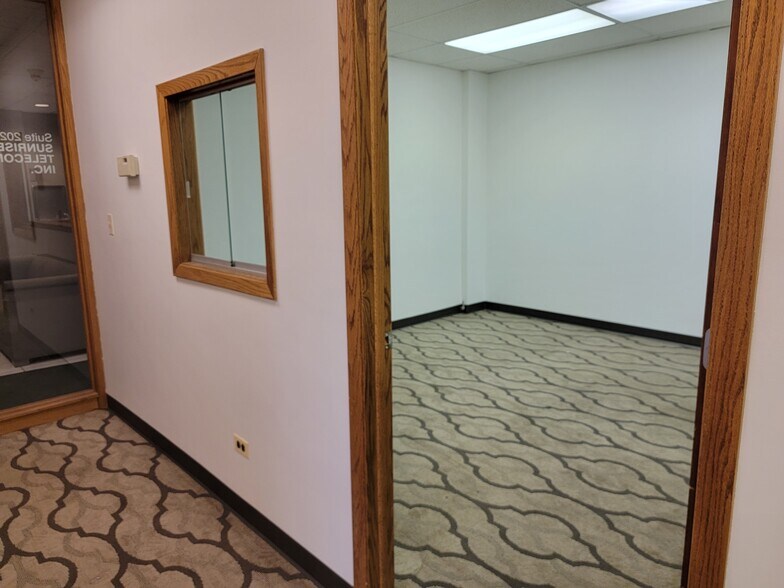 More Photos Of 390 E Devon Ave, Roselle Office For Lease