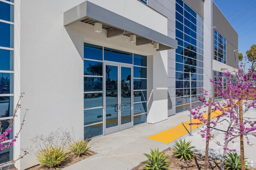 More Photos Of 12772 Monarch St, Garden Grove Warehouse For Lease