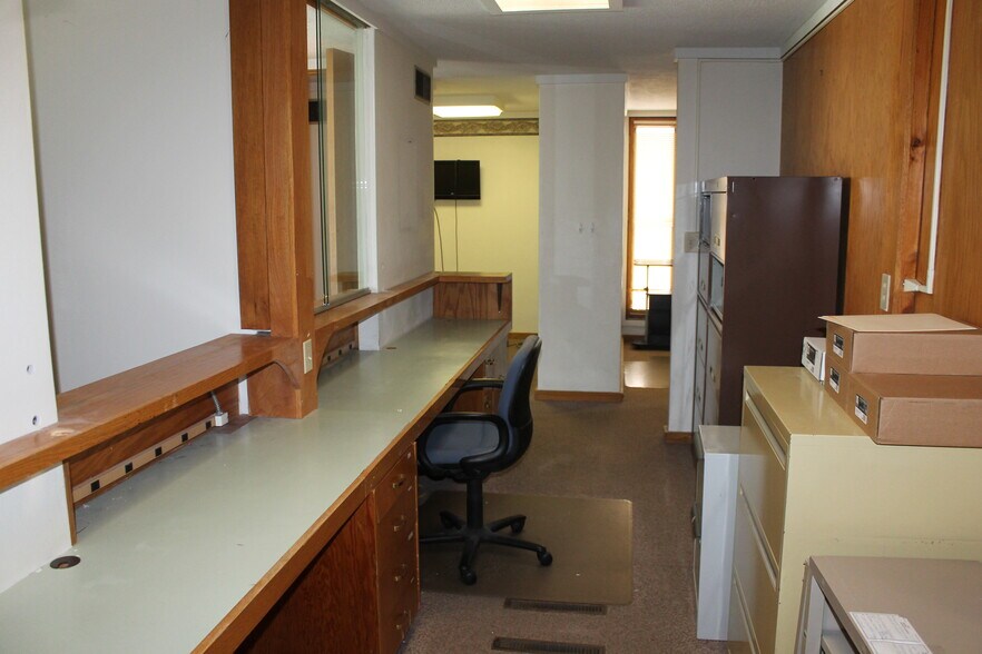More Photos Of 129 E Locust St, Dekalb Office For Sale