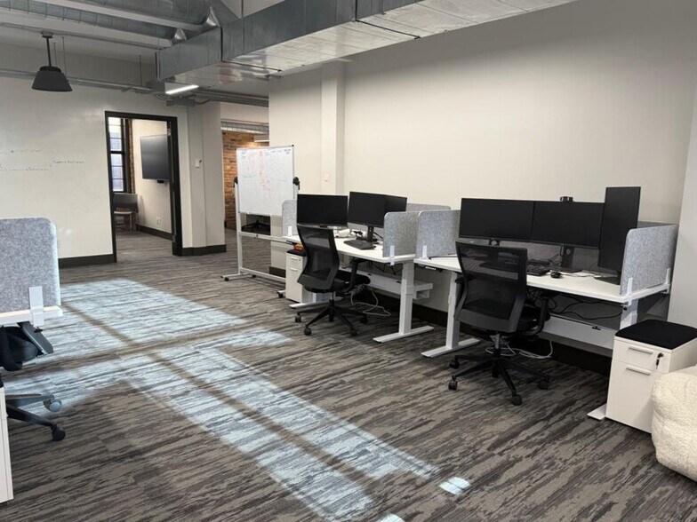 More Photos Of 46-58 Chatham St W, Windsor Office For Lease