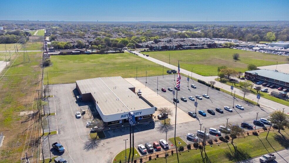 More Photos Of 940 N I-35 E, Lancaster Auto Dealership For Lease