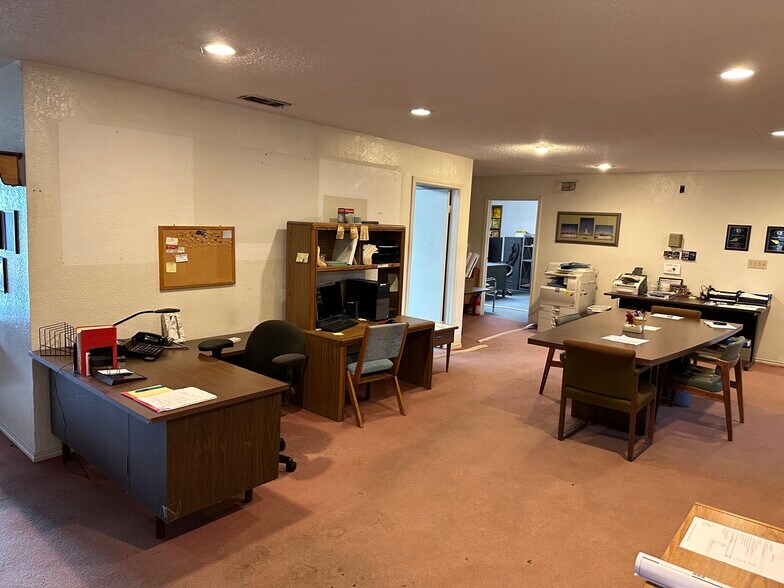 More Photos Of 1505 E Henderson St, Cleburne Office For Sale