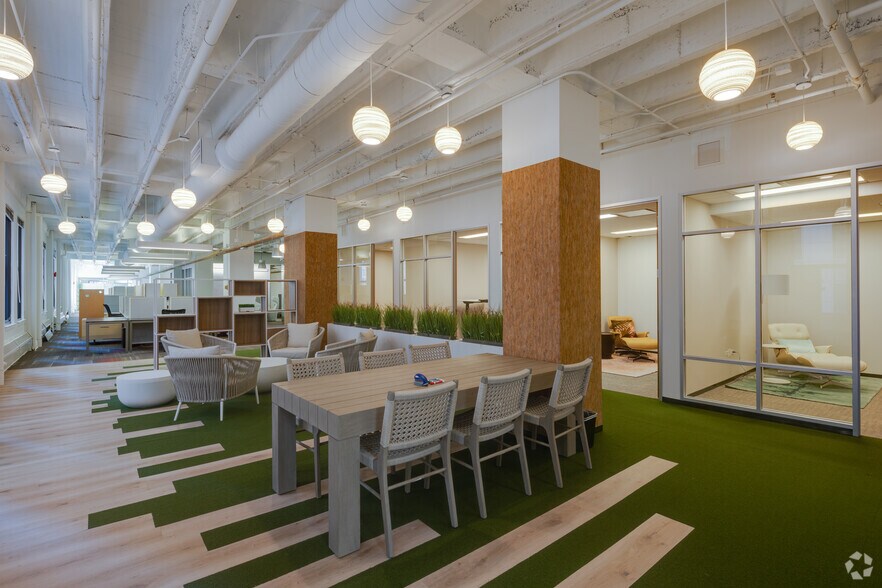 More Photos Of 300 W Adams St, Chicago Office For Sale