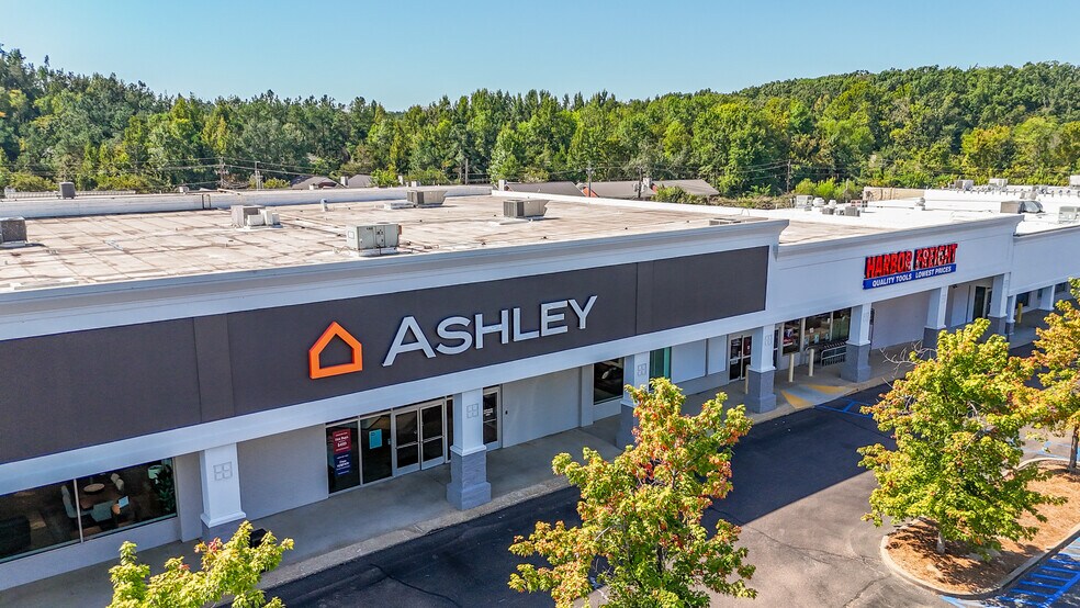 More Photos Of 2128-2150 Jackson Ave W, Oxford General Retail For Sale