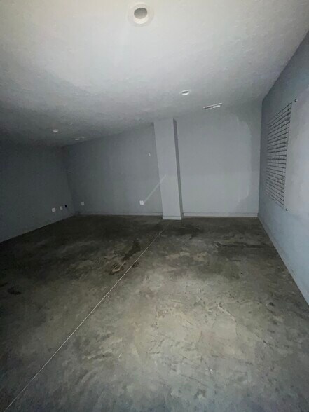 More Photos Of 702 Chastain Blvd W, Glencoe Warehouse For Lease