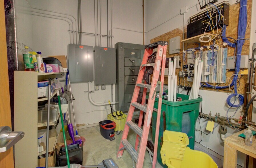 More Photos Of 224 E Main St, Ottawa Office For Sale