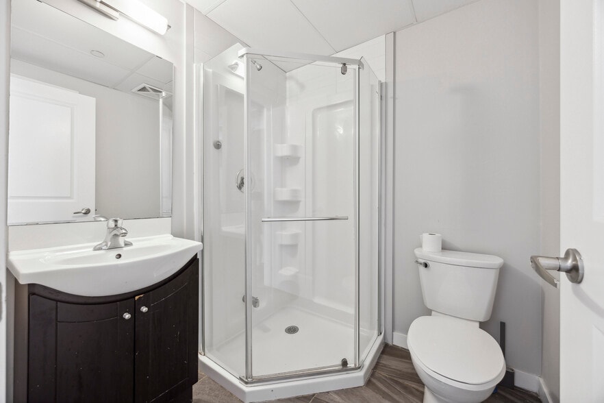 More Photos Of 335 College St, Toronto Apartments For Sale