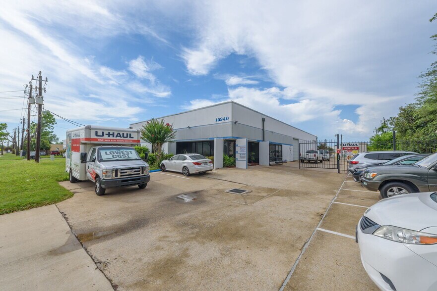More Photos Of 10940 Stancliff Rd, Houston Office For Lease
