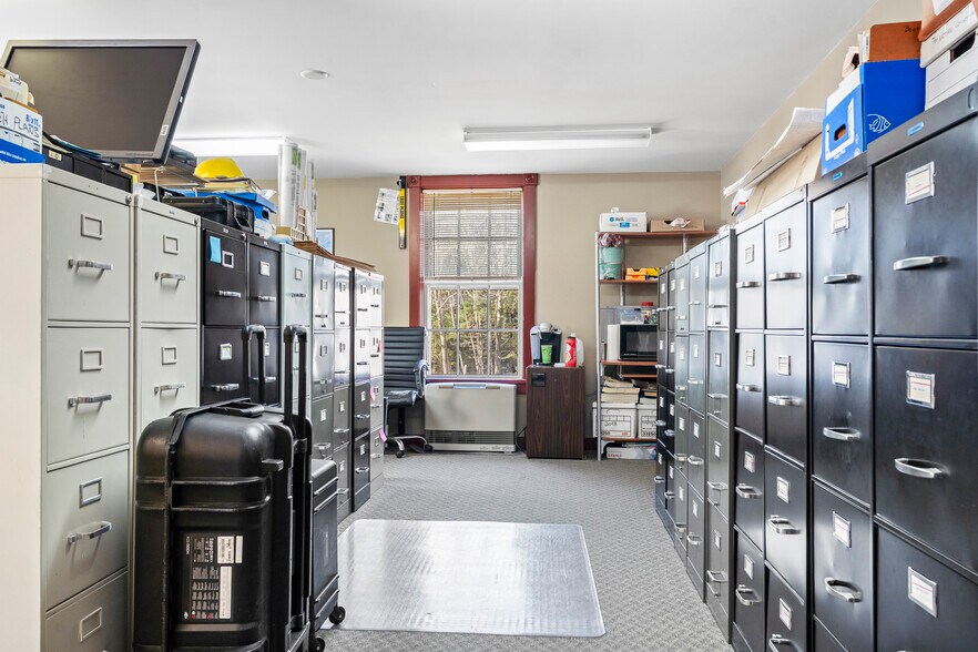 More Photos Of 1037 Wiscasset rd, Boothbay Flex For Sale