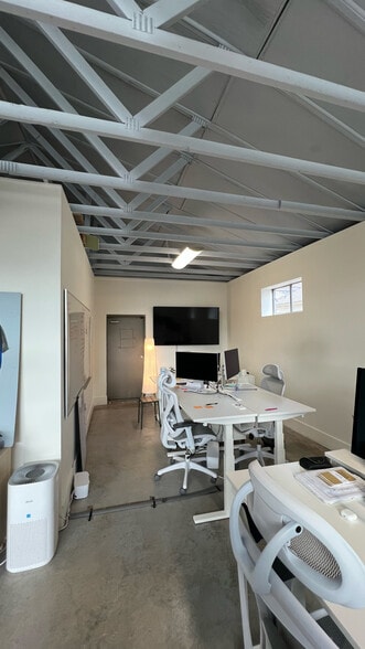 More Photos Of 128 Dewees St, Lexington Freestanding For Lease