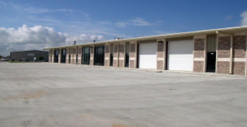 More Photos Of 636 W Front St, Hutto Flex For Lease