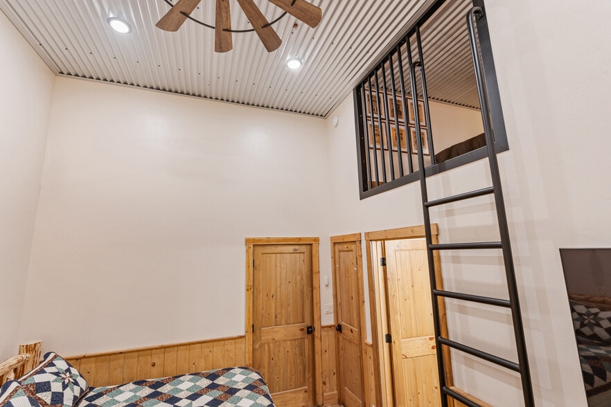 More Photos Of 417 Main St, Ashton Specialty For Sale