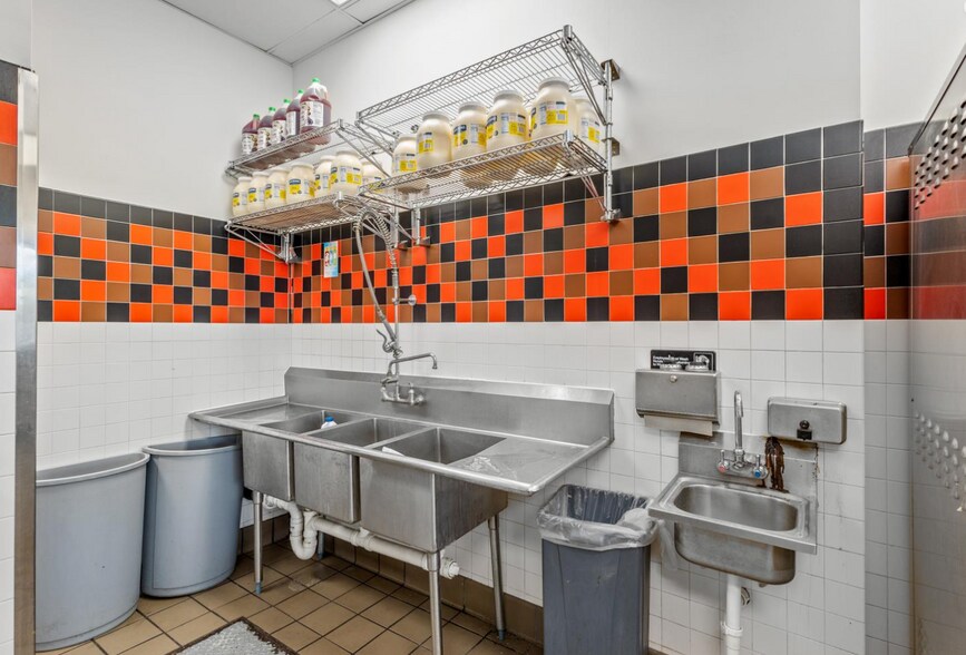 More Photos Of 11500 Midlothian Tpke, Richmond General Retail For Lease