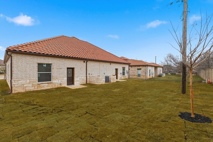 More Photos Of 203 E Debbie Ln, Mansfield Loft Creative Space For Lease