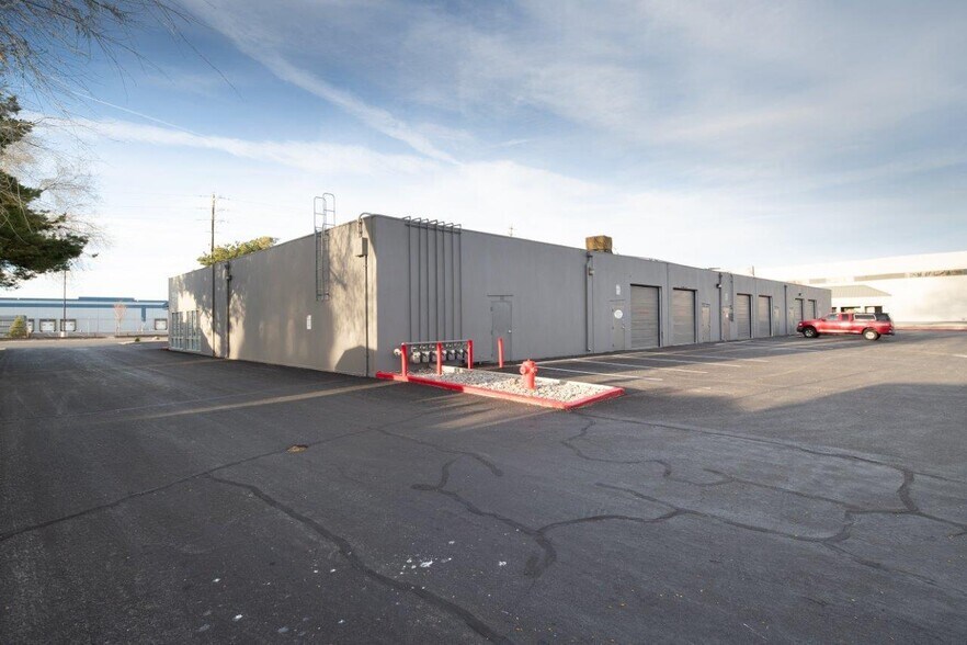 More Photos Of 755 E Greg St, Sparks Light Distribution For Lease