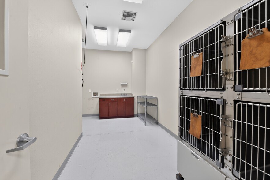 More Photos Of 2555 Pinellas Point Dr S, Saint Petersburg Veterinarian Kennel For Sale