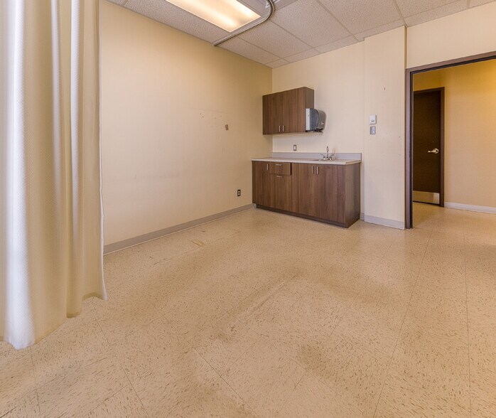 More Photos Of 420 Rte 138, Donnacona Storefront Retail Office For Lease