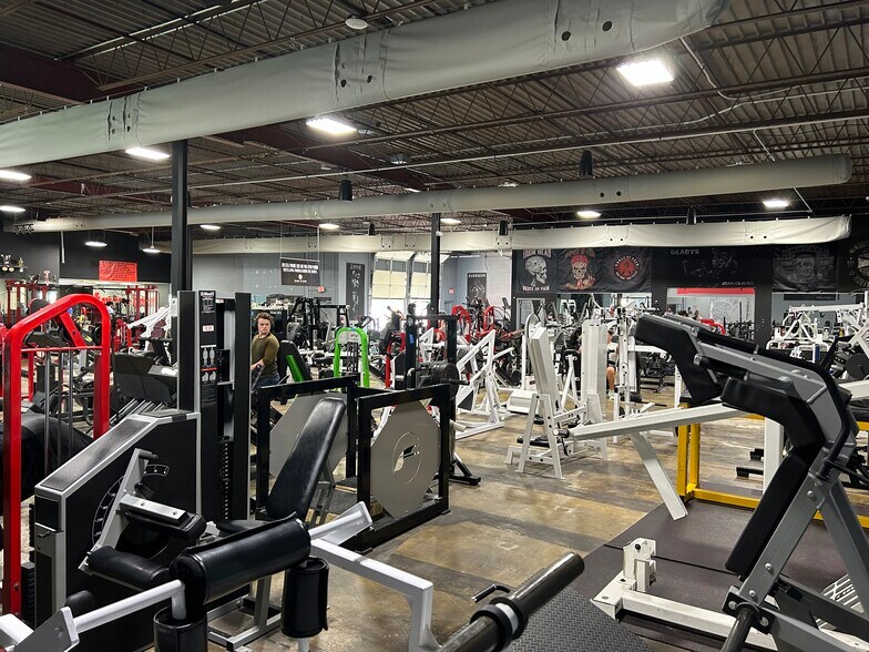 More Photos Of 251-253 Chesterfield Industrial Blvd, Chesterfield Warehouse For Sale