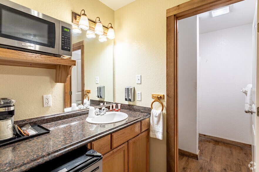 More Photos Of 108 E State Highway 72, Kenedy Hotel For Sale