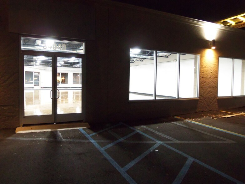 More Photos Of 34040 Woodward Ave, Birmingham Storefront Retail Office For Lease