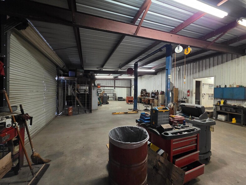 More Photos Of 1440 Gulfway Dr, Winnie Showroom For Sale