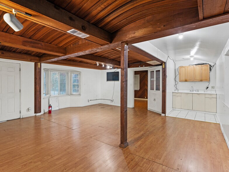 More Photos Of 10746 Magnolia Blvd, North Hollywood Medical For Sale