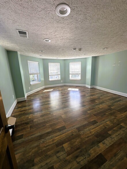 Primary Photo Of 5 Oak Ave, La Plata Office Residential For Lease