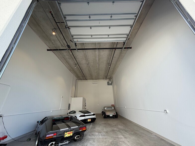 More Photos Of 5451 Communications Pky, Lakewood Ranch Showroom For Sale