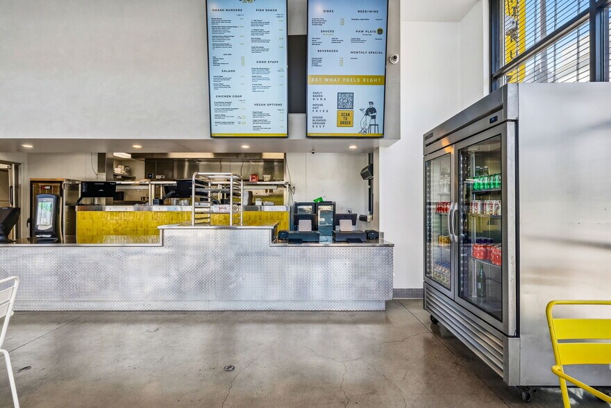 More Photos Of 465 N Fairfax Ave, Los Angeles Fast Food For Lease
