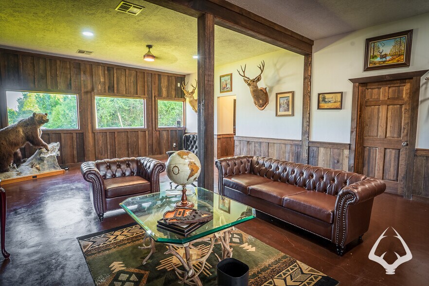 More Photos Of 205 N Wheeler Rd, Colmesneil Office For Sale