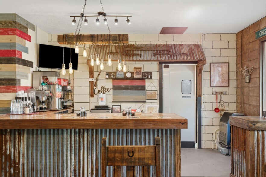 More Photos Of 112 N Chisholm Trl, Dover Restaurant For Sale