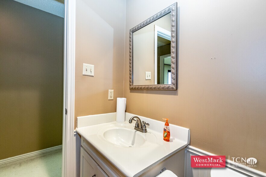 More Photos Of 4010 21st St, Lubbock Office For Lease