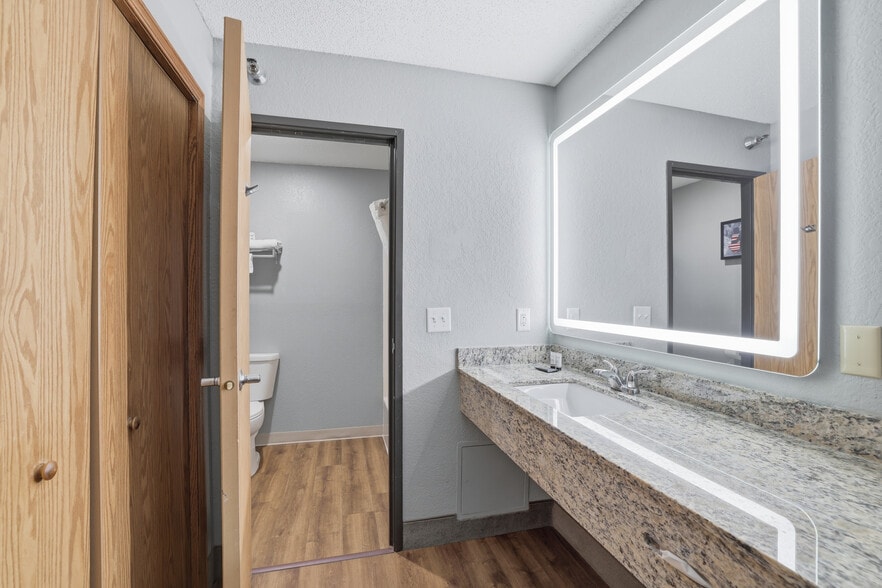 More Photos Of 4675 White Bear Pky, White Bear Lake Hotel For Sale