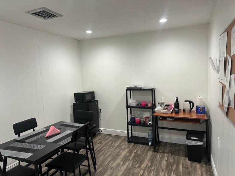 More Photos Of 2720-2728 13th St, Saint Cloud Freestanding For Lease