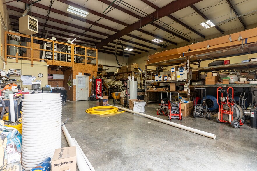 More Photos Of 800 Creekside Dr, Gardner Showroom For Sale