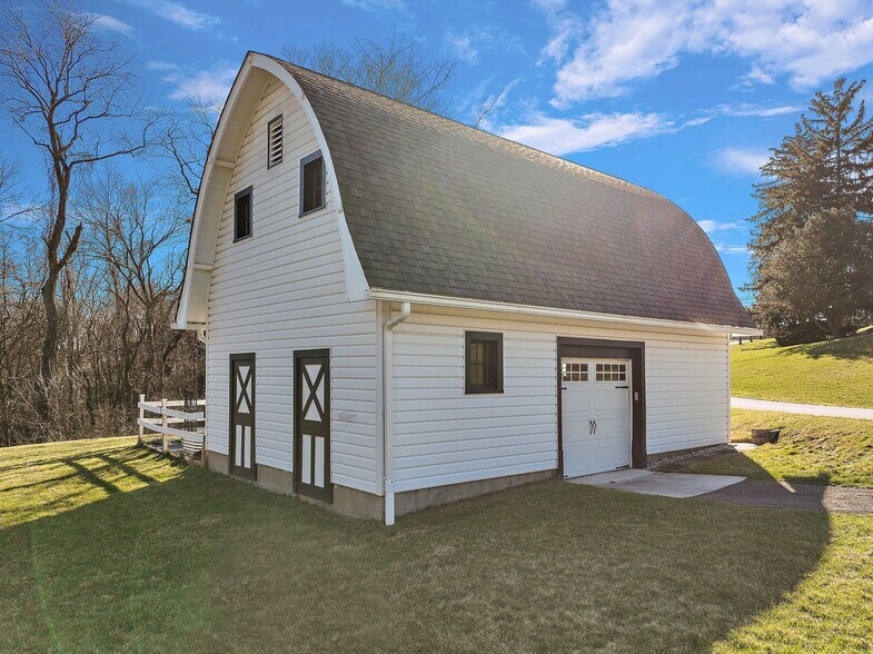 More Photos Of 1442 Coraopolis Heights Rd, Moon Township Hospitality For Sale