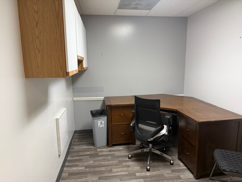 More Photos Of 400 N Main St, Centerville Office For Lease