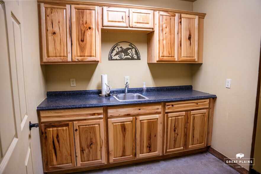 More Photos Of 204 S Broadway Ave, Hinton Storefront Retail Office For Sale