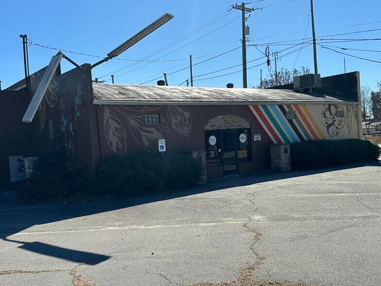 More Photos Of 2021 State St, Cayce Showroom For Lease